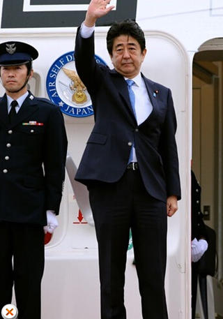 安倍在機(jī)場(chǎng)告別，面色凝重