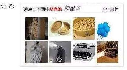 澎湃新聞記者從鐵路上海站了解到，目前窗口售票采用的系統(tǒng)與12306網(wǎng)購不同，購票者通過身份證件的驗證，即可購票。根據(jù)往年經(jīng)驗，每年臘月二十三到二十九的火車票最為緊俏，對應(yīng)的網(wǎng)絡(luò)購票日期為12月4日至10日，春運火車票搶票也進(jìn)入最白熱化的狀態(tài)。對此，鐵路部門提醒，如果沒能在第一時間買到票，旅客不妨在起售時間30分鐘后、開車前15天和開車前1天三個時間點“撿漏”，可能會有意外的收獲。