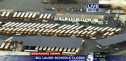 圖：美國KTLA電視臺直播畫面顯示，洛杉磯聯(lián)合學(xué)區(qū)校巴已被叫停，家長被通知暫不能送孩子上學(xué)。