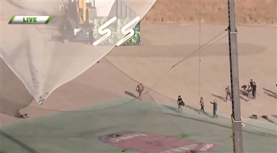 艾金斯成功落到一個1/3足球場大小的安全網(wǎng)上。