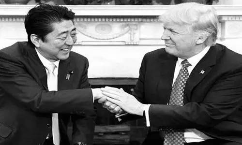 本來來訪者還應(yīng)包括墨西哥總統(tǒng)培尼亞·涅托的。但特朗普簽署行政令稱要在美國和墨西哥之間建墻，還要向墨西哥出口到美國的商品加征20%關(guān)稅的行為惹怒了墨西哥人。