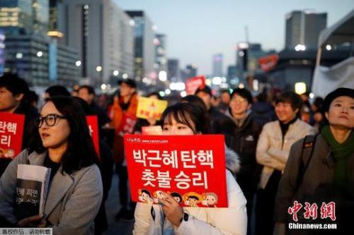 資料圖：當(dāng)?shù)貢r(shí)間3月10日上午，韓國(guó)憲法法院就總統(tǒng)彈劾案審判，樸槿惠被立即免去總統(tǒng)職務(wù)。當(dāng)晚，韓國(guó)民眾走上首爾街頭舉行燭光集會(huì)。