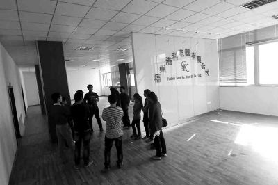 曾經(jīng)看似正規(guī)且豪華的公司，如今空空如也，只剩進(jìn)門處的公司名稱還赫然在目