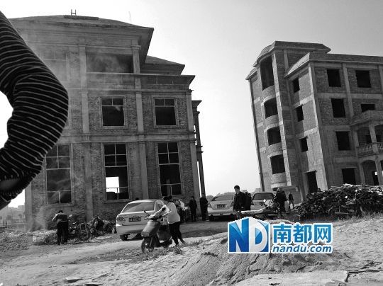 兩棟被舉報(bào)的違建樓下昨日一度聚集了超過(guò)百人，城管離開(kāi)后逐漸散去。南都記者張志韜實(shí)習(xí)生宋超攝