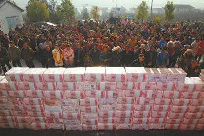 村民領(lǐng)取“年底分紅”。