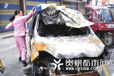才跑8000公里的車被燒得不成樣子。