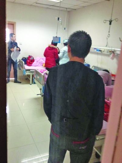 男孩一家神情凝重。