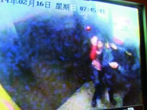 男子尾隨侯某進入電梯。
