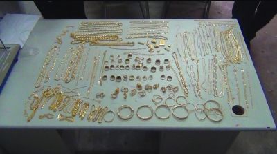 警方追回的被搶金首飾，有172件，2200多克。其余的都被嫌疑人變賣(mài)，用來(lái)購(gòu)買(mǎi)手機(jī)的汽車(chē)。