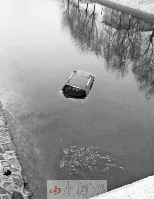 車體大部分沒(méi)入水中 車體大部分沒(méi)入水中