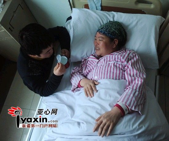 2月15日，馬友紅給病床上的母親喂水喝，對(duì)于家庭現(xiàn)在的處境，身患重癥的母親也時(shí)而感到愧對(duì)兒子。亞心網(wǎng)記者 張已 攝