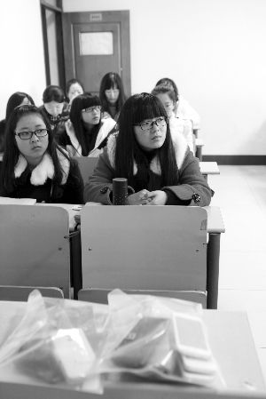 在限時(shí)斷網(wǎng)前，江大已有發(fā)起拒絕手機(jī)低頭族活動(dòng)，圖為設(shè)立了手機(jī)暫存袋的課堂 吳奕 攝