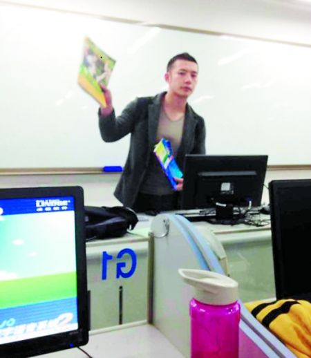 讓甘麟翰爆紅的，就是這張商學(xué)院大一學(xué)生在課堂上拍攝的照片。