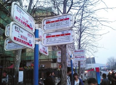 3月16日，江蘇省南京市，眾多乘客在“火車站廣場(chǎng)東”站臺(tái)候車。圖/東方IC