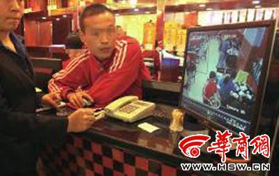 昨日，李女士展示從火鍋店抱回的火鍋，內(nèi)有濕巾