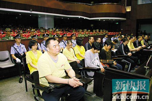 ■蔣洪偉(左一)等二十幾名被告被指控犯集資詐騙罪,昨日集體過堂?！　?鄭朝暉/攝