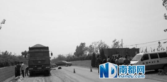 河北武安執(zhí)法人員查超載碾死車(chē)主 稱(chēng)其自行鉆入