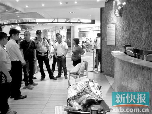 昨日，劉姐的行為引來眾人圍觀，警方再次到場進行調(diào)解。