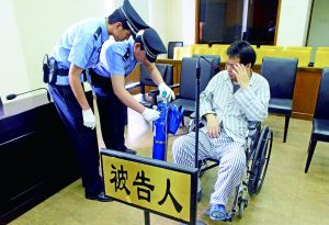 被告人李萬勇因病吸氧受審。首席攝影記者 吳寧/攝