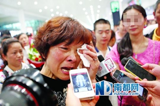 昨日，被拐25年的翁女士(粉紅色衣服者)與生母在深圳機(jī)場(chǎng)見面。