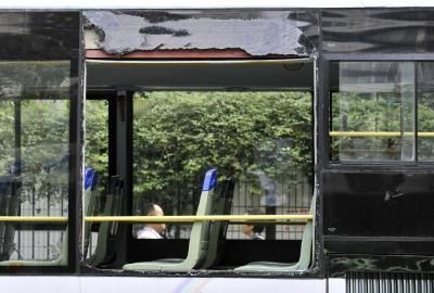 75路公交車車窗玻璃被砸碎。