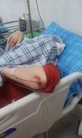 砸窗當事人胡女士在醫(yī)院接受治療。