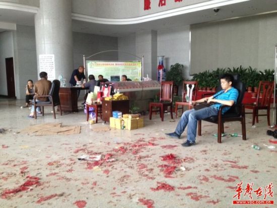 家屬將冰棺搬進了環(huán)保局綜合樓大廳 家屬將冰棺搬進了環(huán)保局綜合樓大廳