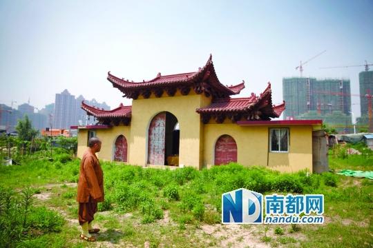 十里古寺2008年被拆,現(xiàn)在只剩下一個(gè)廟門(mén)。南都記者 陳志剛 攝