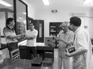 捐贈(zèng)現(xiàn)場(chǎng),周爺爺正在給專家介紹他的寶貝