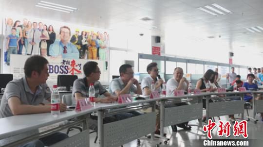 　招聘會(huì)現(xiàn)場(chǎng)，用人單位老板一字排開(kāi)，與求職者面對(duì)面交流　李超慶　攝