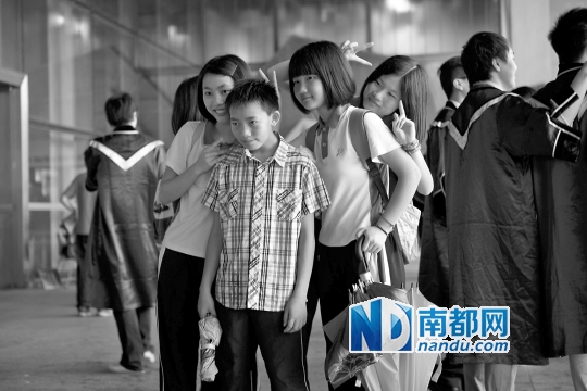 6月22日上午,楊六斤參觀深圳大學(xué)科技樓,雖然來到康橋書院才兩星期,但他卻已經(jīng)融入了同學(xué)們的生活中。</p><p>　　