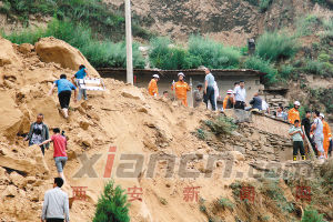 昨日，公安、消防人員在事故現(xiàn)場(chǎng)搜救