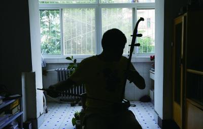 盲人男孩高考分數(shù)高出一本線 會二胡會炒股賺錢 盲人男孩高考分數(shù)高出一本線 會二胡會炒股賺錢