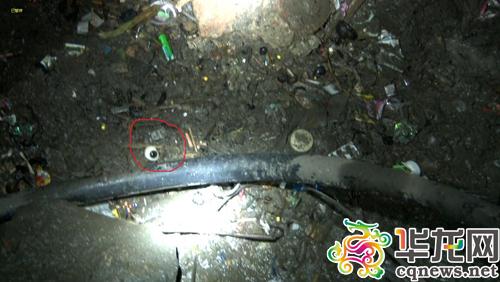 老人求助稱“眼睛掉進(jìn)下水道” 原是遺失義眼 老人求助稱“眼睛掉進(jìn)下水道” 原是遺失義眼