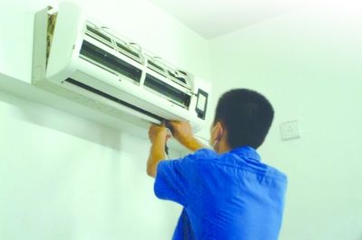 空調維修工自曝收費亂 每年干2個月養(yǎng)活全年(圖)