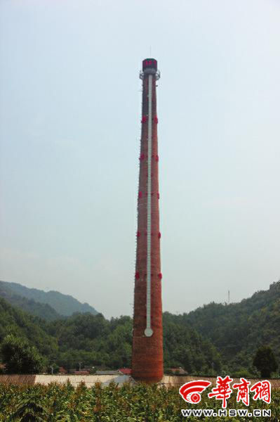 昨日中午，68米高的“溫度計”最上端，顯示著實時溫度