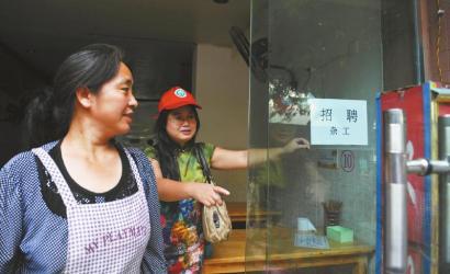 8月14日，市民志愿者體驗(yàn)城管執(zhí)法招呼商家不要亂張貼。