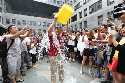 昨日，奇虎360董事長周鴻祎公開展現(xiàn)參加“冰桶”挑戰(zhàn)的“濕身”過程。新京報記者 侯少卿 攝