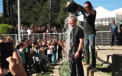 蘋果CEO蒂姆·庫克在自己公司的內(nèi)部活動上，讓自己來了個透心涼。邀請庫克參加游戲的是他的下屬、蘋果高級副總裁菲爾·席勒。