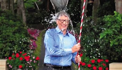 從蓋茨挑戰(zhàn)“冰桶”的視頻中可以發(fā)現(xiàn)微軟最新平板電腦Surface Pro 3的身影，網(wǎng)友稱蓋茨在做公益時還不忘給自家產(chǎn)品做代言。