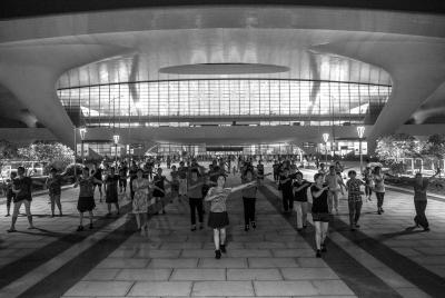 杭州東站遭廣場(chǎng)舞“占領(lǐng)” 站方劃出活動(dòng)區(qū)域 杭州東站遭廣場(chǎng)舞“占領(lǐng)” 站方劃出活動(dòng)區(qū)域