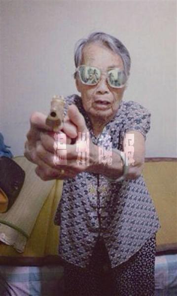 87歲中日混血婆婆扮酷賣萌 盼找到日本親人(圖) 87歲中日混血婆婆扮酷賣萌 盼找到日本親人(圖)