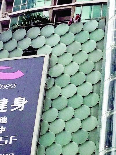環(huán)亞廣場5樓露臺上，有一男子揚言跳樓。