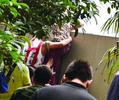 2小時后，該包工頭終于被抱下來了。