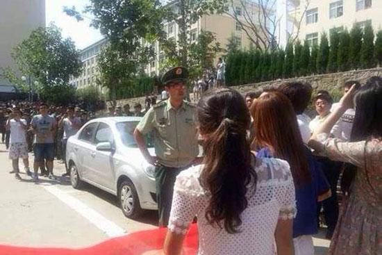 青島黃海學(xué)院，數(shù)千學(xué)生在校內(nèi)游行抗議