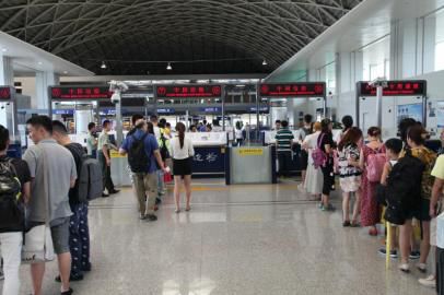 成都市民排隊準備出境。