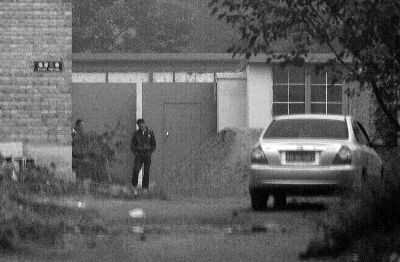 回訪今天上午，小李被困的院子大門緊閉，有人在門口望風(fēng)