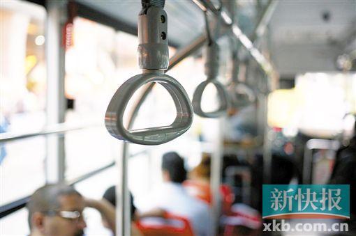 ■公交車上的拉環(huán)只是用來扶手的。新快報攝影記者祝賀/攝