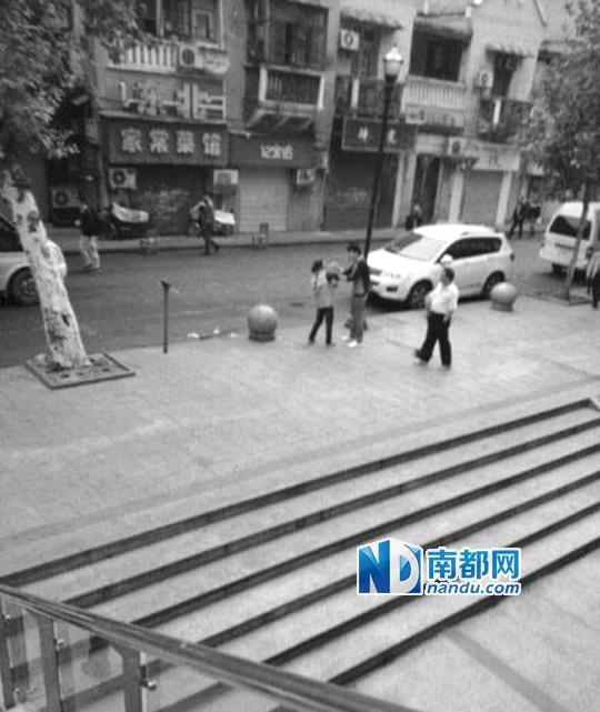 10月18日，武漢一男子抓住環(huán)衛(wèi)工打耳光。