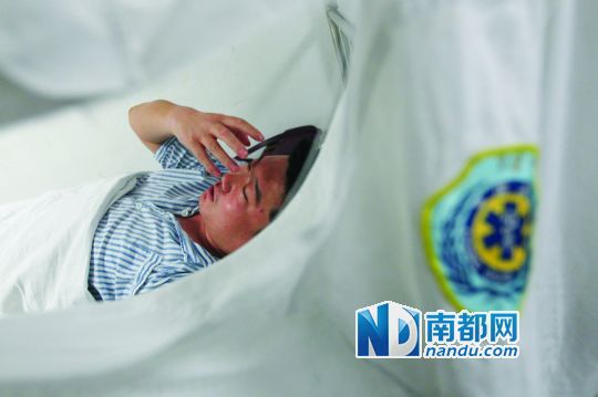 19日，北大深圳醫(yī)院，透過被撕破的工作服，急診科醫(yī)護人員申洪濤身體多處被醉酒男子抓傷。